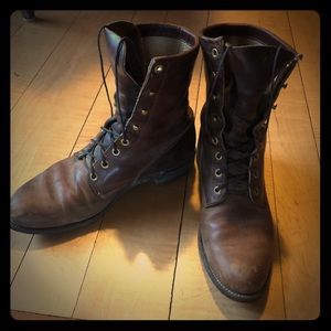Fantastic weathered Justin riding boots. Sz 7.